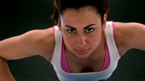joven en forma haciendo un push up