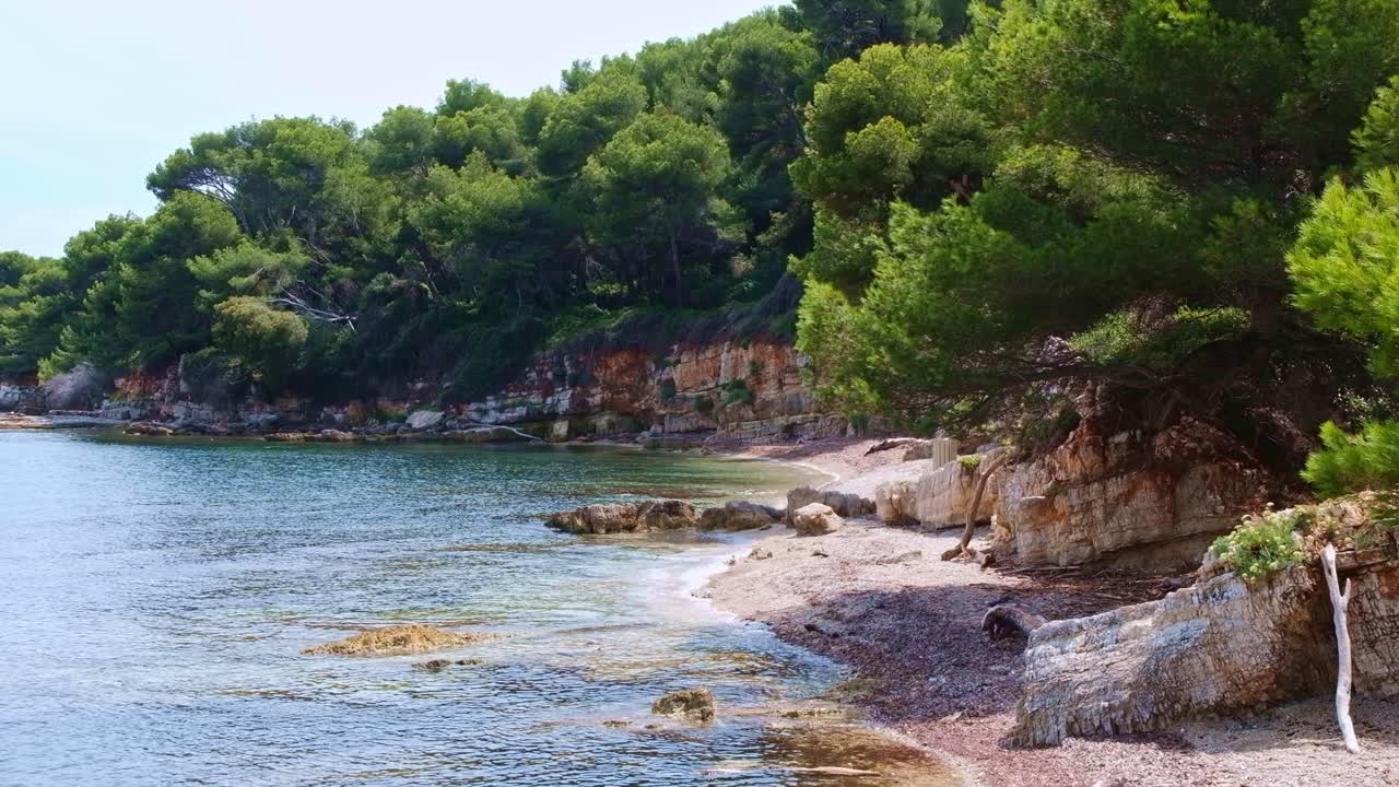 Scatto panoramico della costa all'Île Sainte-Marguerite vicino a Cannes, Francia