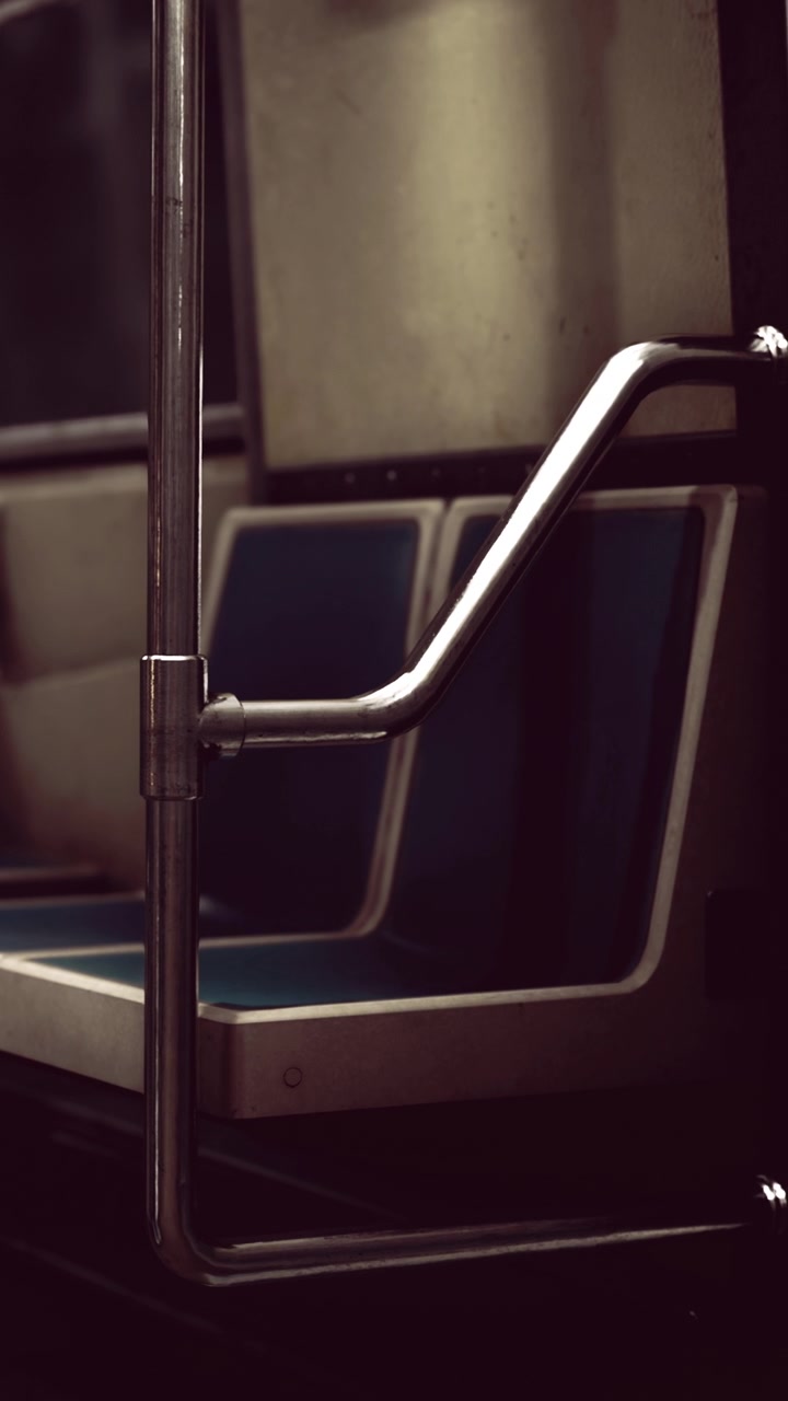 Interno di un mezzo di trasporto pubblico con sedili vuoti in un ambiente urbano di giorno