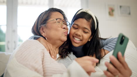 teléfono, beso y abuela con niño en casa