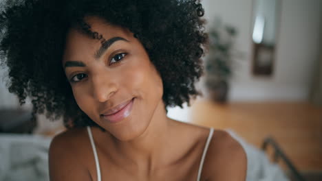 Glückliches-Mädchen-Lächelt-Kamera-Im-Schlafzimmer-Porträt.-Afrikanische-Heitere-Frau