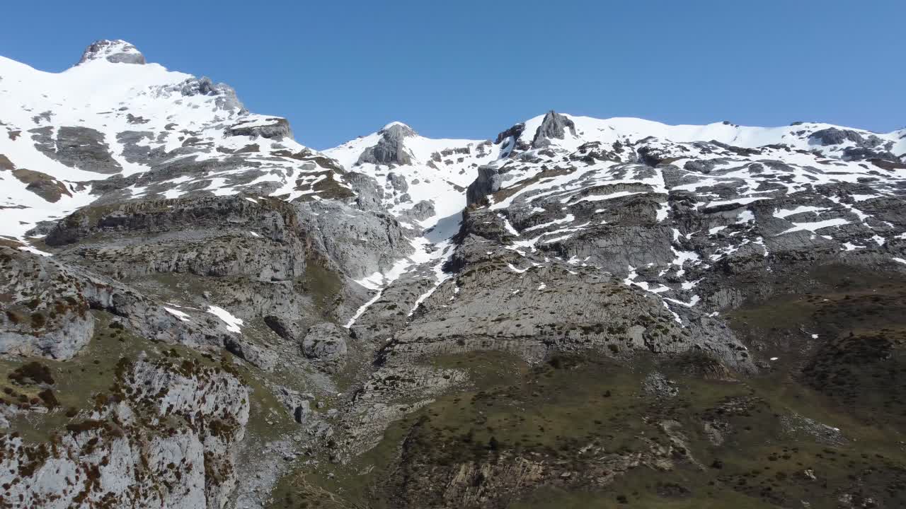 cumbres montañosas y valles con nieve durante el invierno.