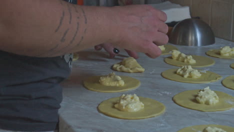 Imágenes-De-Primer-Plano-De-Una-Mujer-Preparando-Pasteles-De-Queso-Griego-Caseros