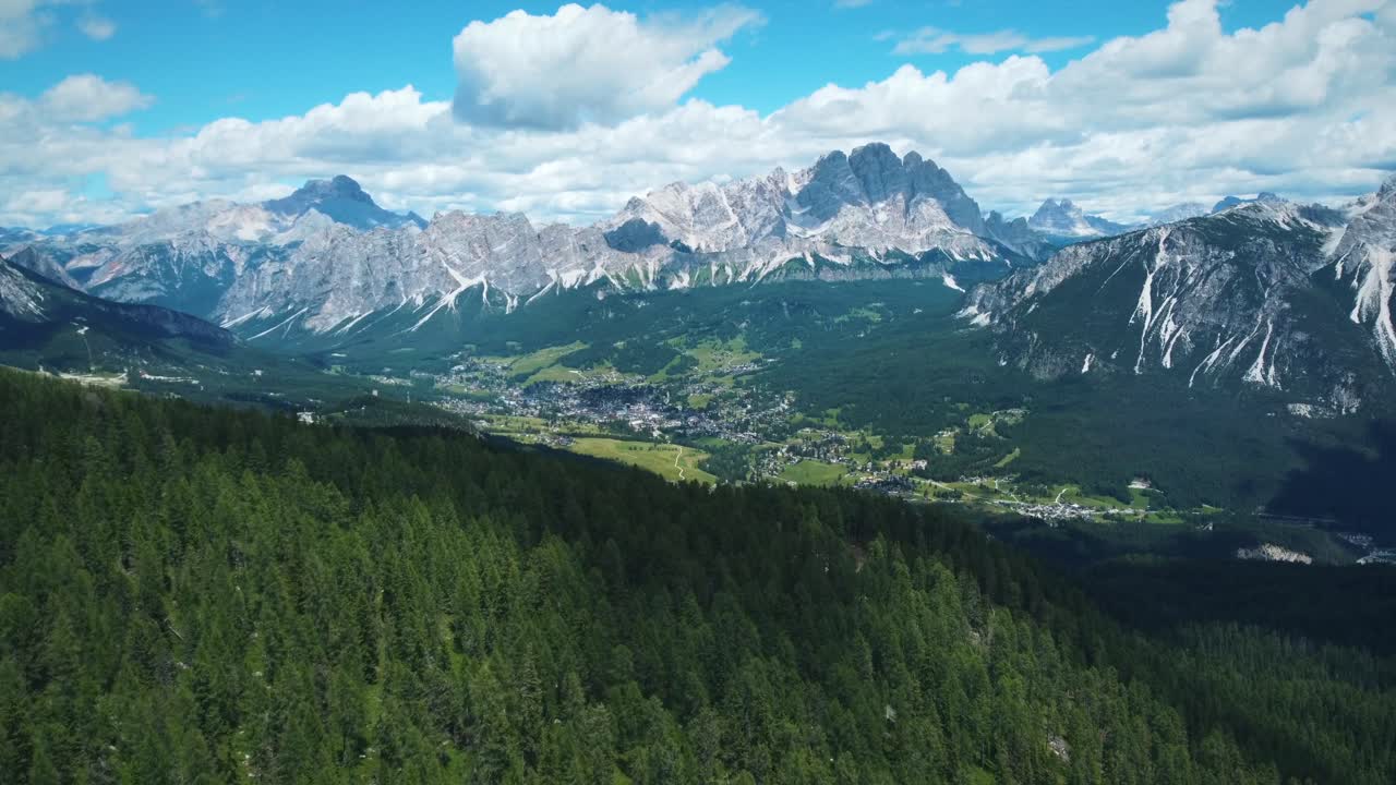 toma aérea de la ciudad de cortina rodeada de dolomitas, italia