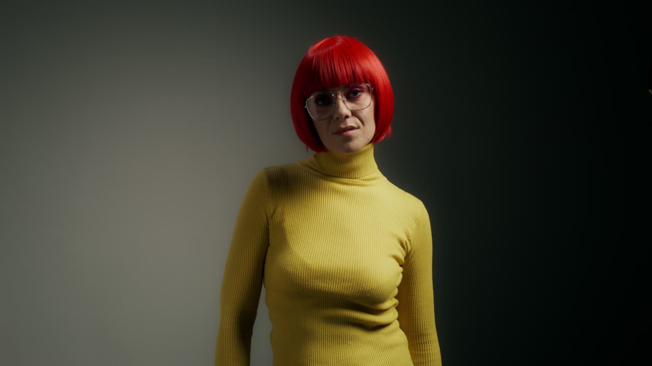 una mujer elegante con un traje retro.