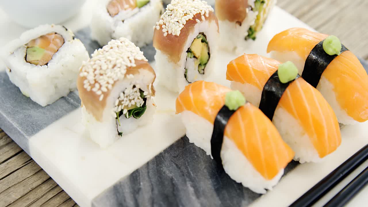 conjunto de sushi variado servido en bandeja
