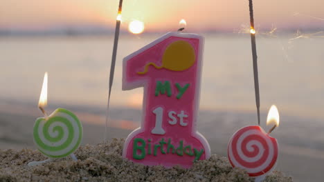 Kerze-Zum-Ersten-Geburtstag-Des-Kleinen-Mädchens-Am-Strand