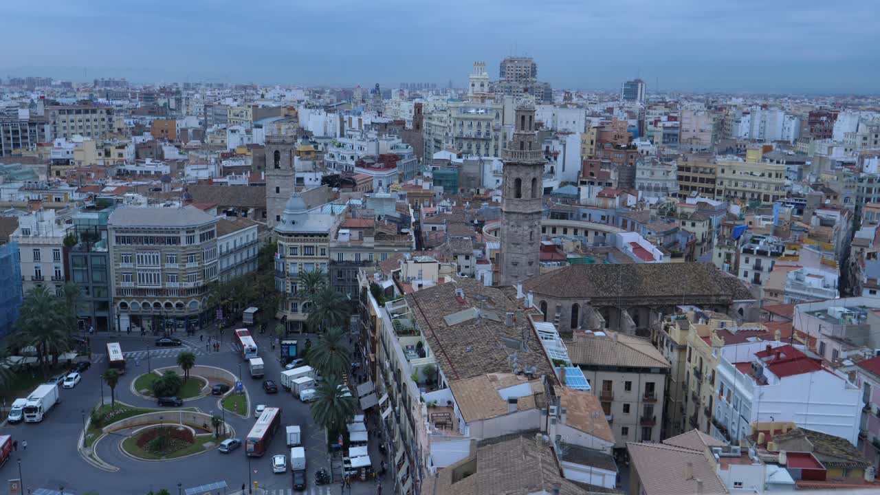 Fugleperspektiv av Valencias bylandskap med trafikk og historiske bygninger