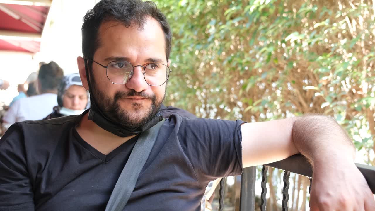 bebiendo té, hombre bebiendo te turco, en un café