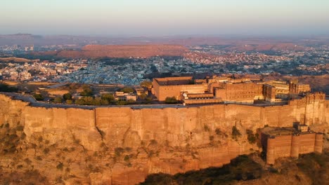 Goldene-Stunde-Luftbild-Von-Mehrangarh-Fort-Bei-Sonnenaufgang