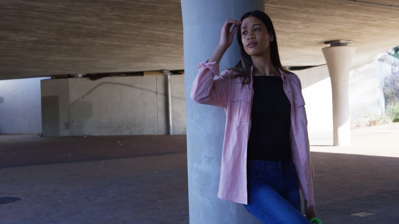 mujer de pie bajo el puente aéreo 4k