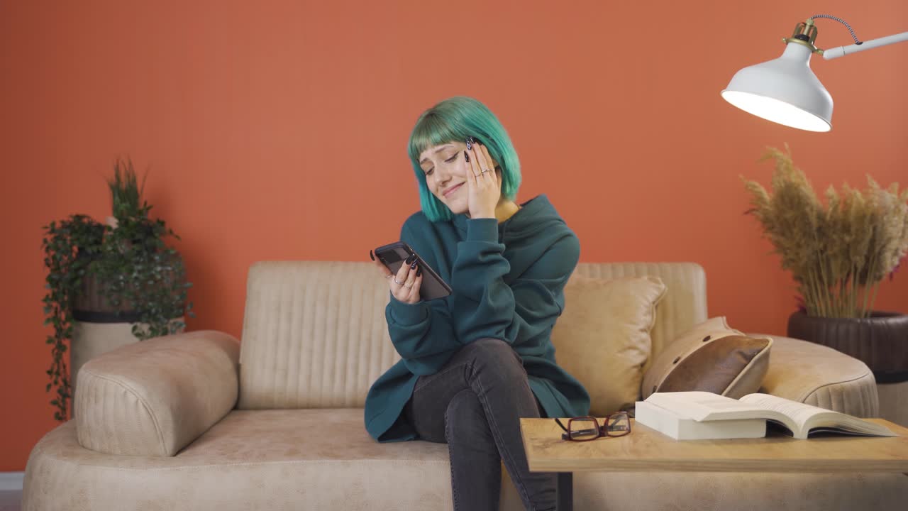 la joven enamorada se siente feliz.