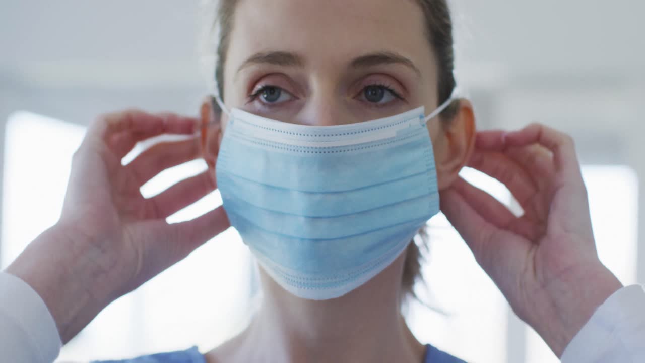 가정 에서 얼굴 마스크 를 착용 하는 여성 의료 종사자