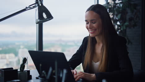 Empresaria-Escribiendo-En-El-Teclado-De-Una-Computadora-Portátil-En-El-Lugar-De-Trabajo.-Mujer-Trabajando-En-Computadora