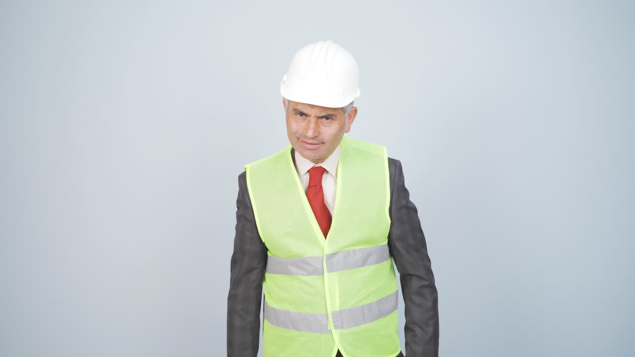 el ingeniero aprueba las noticias que escuchó.