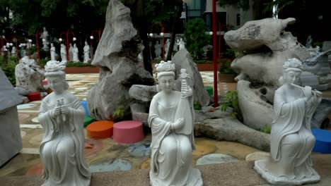 Mirando-Las-Hermosas-Estatuas-Del-Templo-En-El-Templo-De-Bangkok