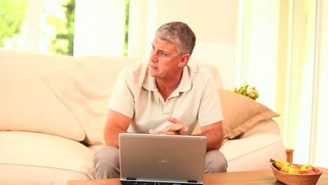 Man-getting-disastrous-news-on-his-computer