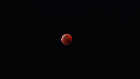 un lapso de tiempo del aumento de la luna de sangre del lobo