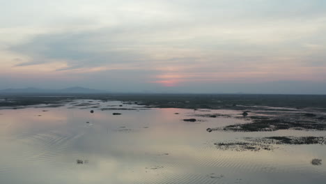 Extracción-Lenta-Sobre-El-Embalse-De-Kamping-Puoy-Al-Atardecer