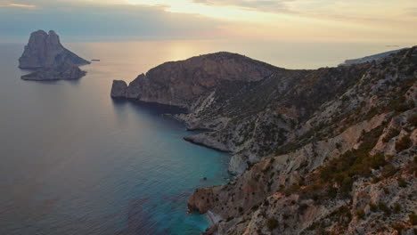 Felseninsel-Es-Vedrà-Vor-Dem-Sonnenuntergangshorizont-Auf-Den-Ibiza-Inseln,-Spanien