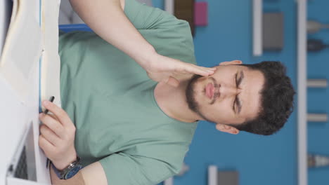video vertical de un estudiante que sufre de dolor de muelas.