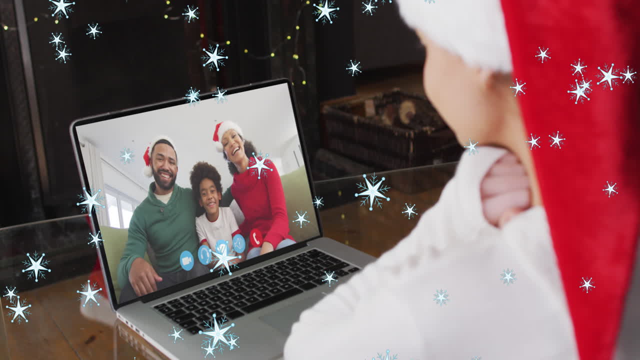 animación de las estrellas de navidad sobre chica caucásica en sombrero de santa en portátil videollamada con la familia