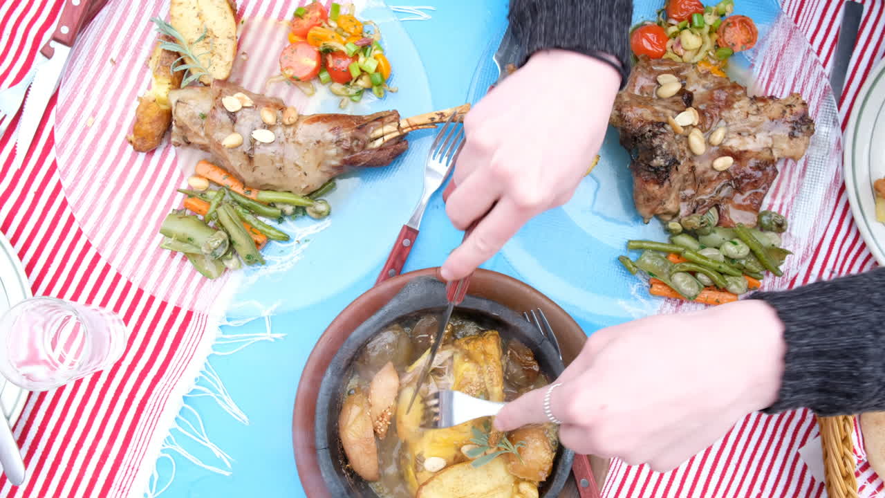 타진 요리를 준비하는 모로코 여성