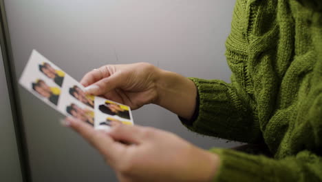 mujeres irreconocibles en un fotomatón.