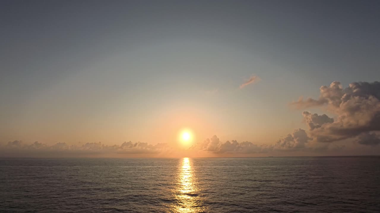 바다 위로 일몰