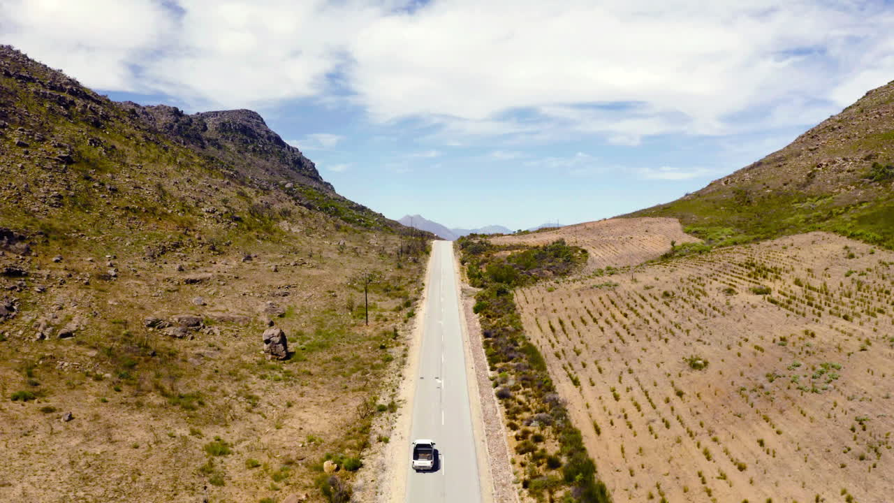 시골에서의 도로 여행은 항상 더  ⁇ 습니다.