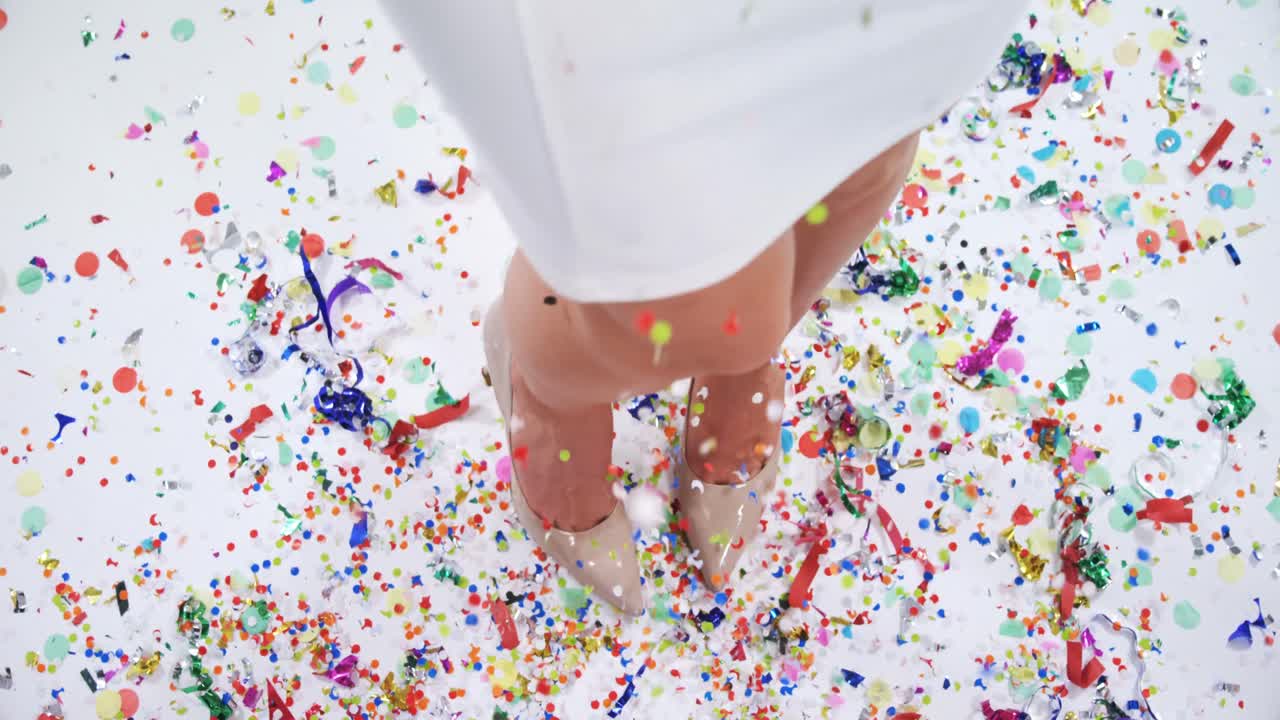 콘페티 4k로 놀고 있는 여성의 낮은 섹션