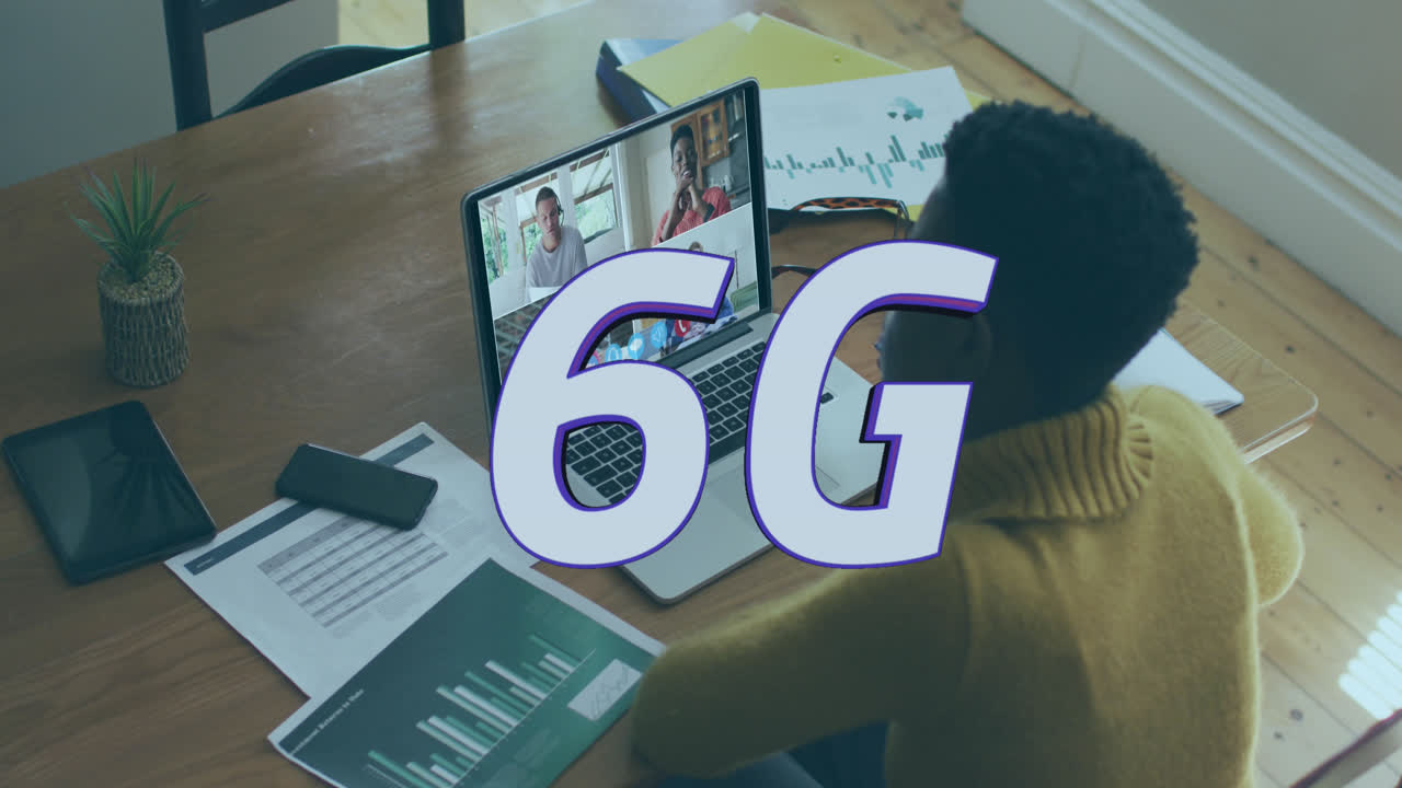 animación de texto 6g sobre diversos compañeros de trabajo discutiendo informes durante una llamada de video en una computadora portátil