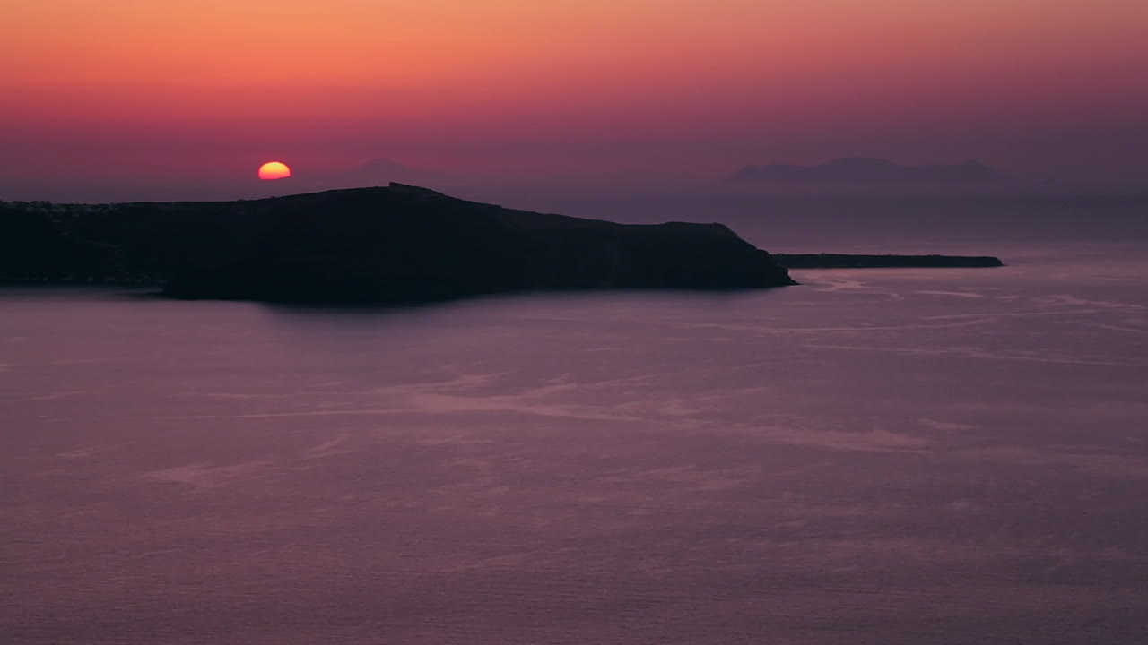 En smuk solnedgang bag øer i det græske øhav