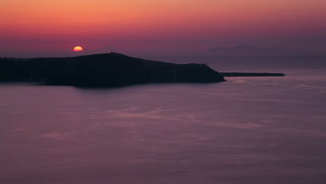 Una-Hermosa-Atardecer-Detrás-De-Las-Islas-En-Las-Islas-Griegas