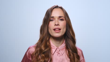 Mujer-De-Negocios-Bailando-Sobre-Fondo-Azul.-Mujer-Sonriendo-A-La-Cámara-En-El-Estudio