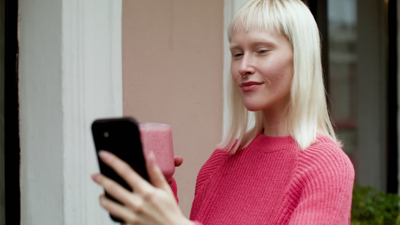 mujer rubia videollamada en la terraza.