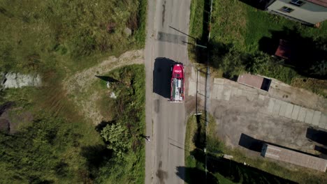 Siguiente-Disparo-De-Un-Dron-De-Un-Camión-De-Bomberos-Regresando-De-La-Acción-A-La-Luz-Del-Día