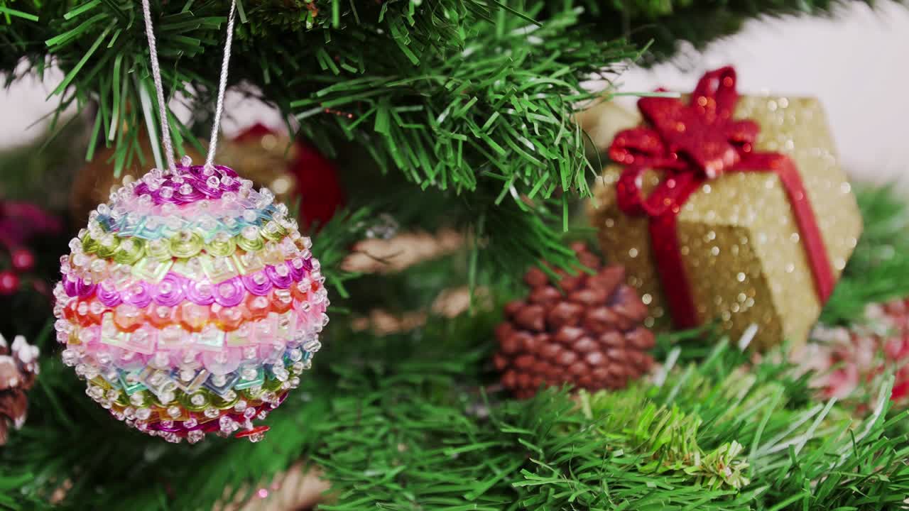 크리스마스 트리의 장식 다채로운 공. 팬