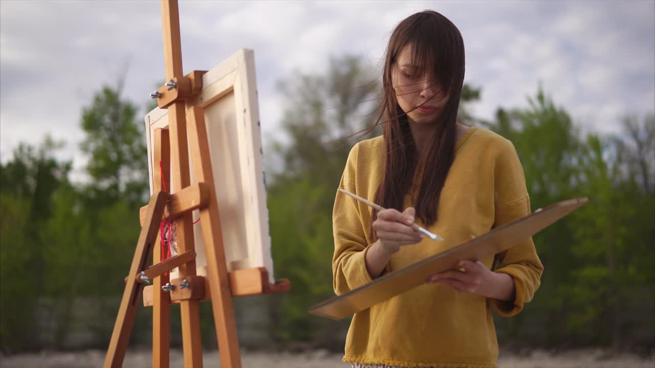야외에서 그림을 그리는 여자