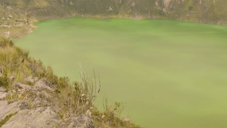 Erkundung-Des-Lagunenkraters-Von-Quilotoa:-Eine-Panoramareise,-Ecuador