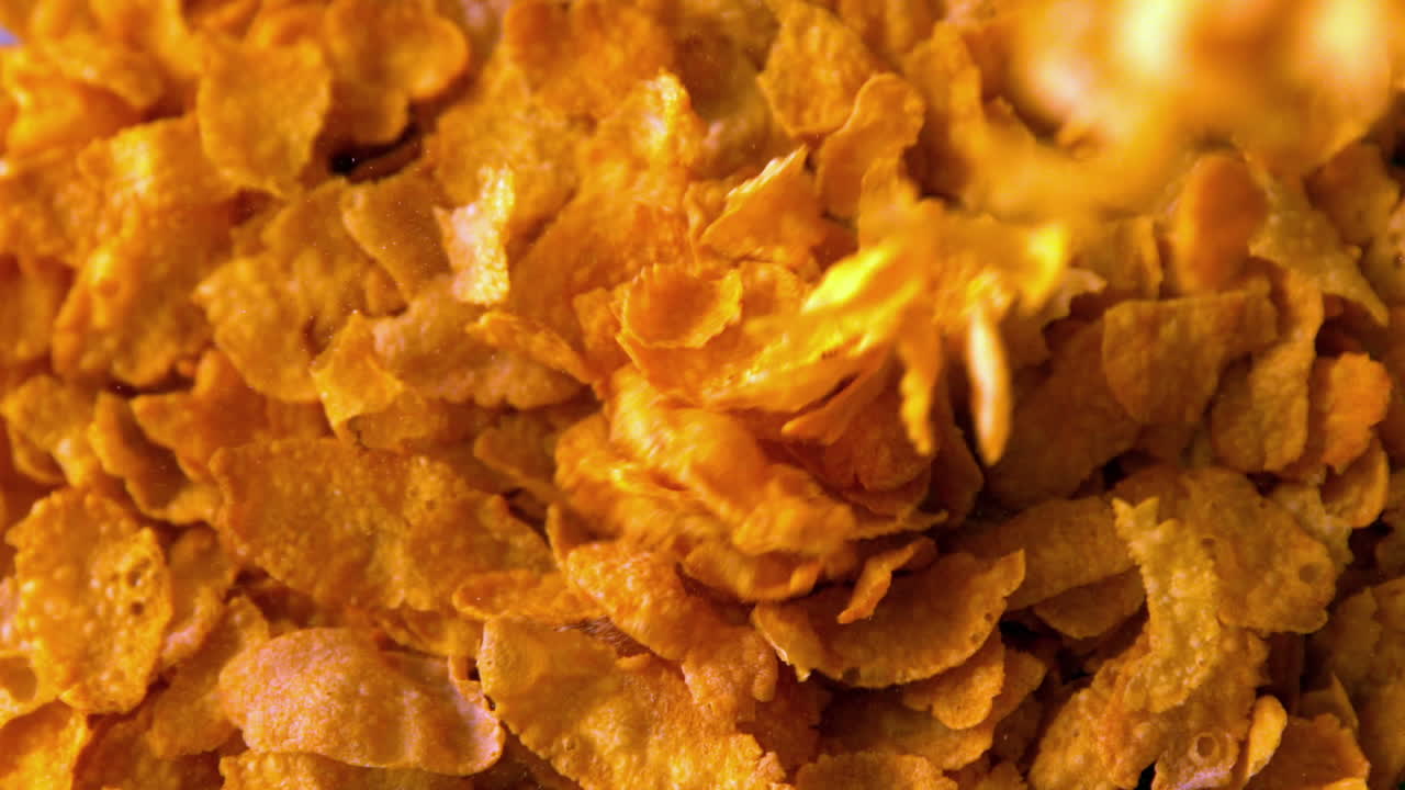copos de cereal vertiendo en más