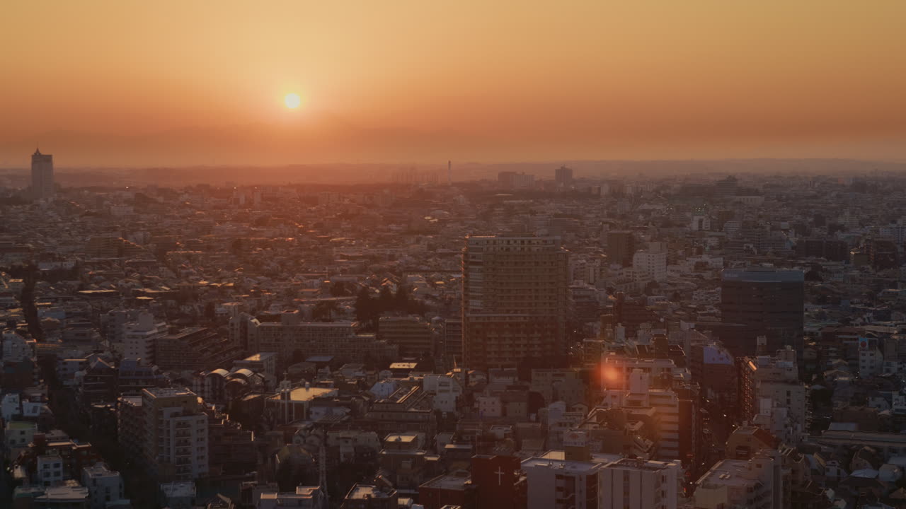 Hora dourada sobre a cidade de Tóquio com o Monte Fuji ao fundo.