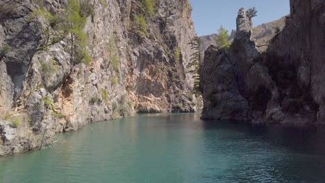 POV-Desde-Un-Barco-Navegando-Por-El-Cañón-Verde-Junto-A-La-Montaña-Tauro-En-Manavgat,-Antalya,-Pavo