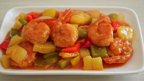 salteado agridulce con camarones fritos en el plato - estilo de comida asiática