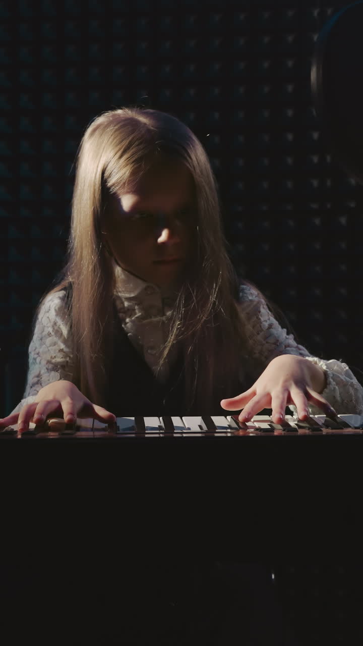 una estudiante junior desbloquea sus habilidades musicales con un sintetizador. la pequeña artista se involucra con un dispositivo musical fomentando el talento y el crecimiento musical en la escuela de música