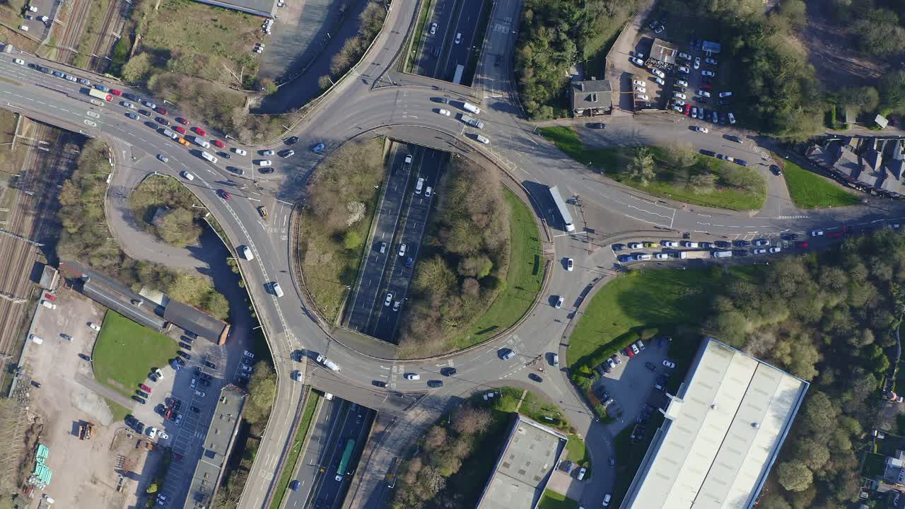 imágenes aéreas de una gran parte de la autopista de cercanías, autopista, durante la congestión, el tráfico, la hora pico