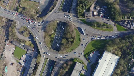 imágenes aéreas de una gran parte de la autopista de cercanías, autopista, durante la congestión, el tráfico, la hora pico