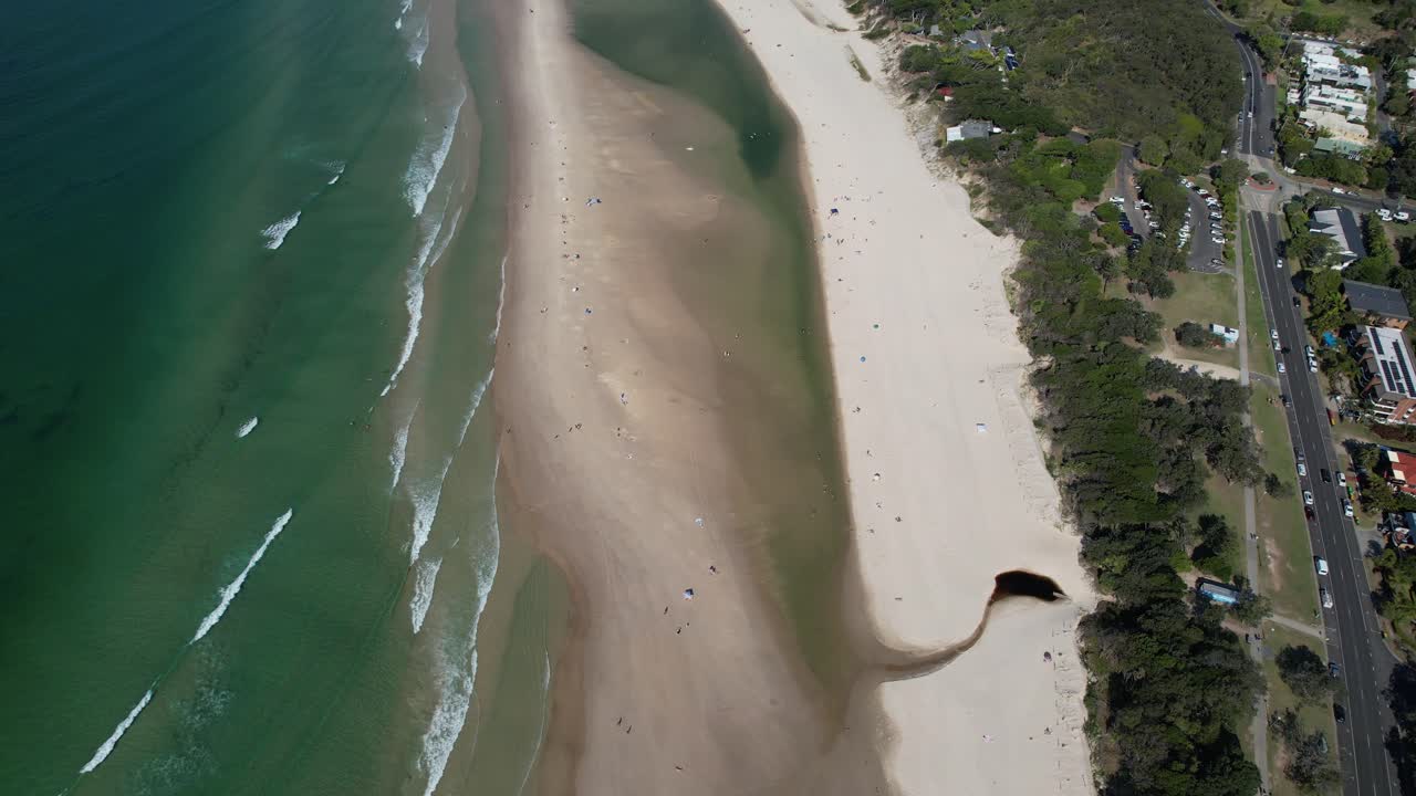 vista aérea de la playa de byron en un soleado día de verano en nueva gales del sur, australia