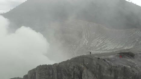 Viajero-De-Aventuras-Disfruta-De-Una-Vista-Extrema-Del-Volcán-Kawah-Ijen,-Humo-De-Azufre