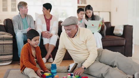 familia, bloques de construcción y un abuelo jugando
